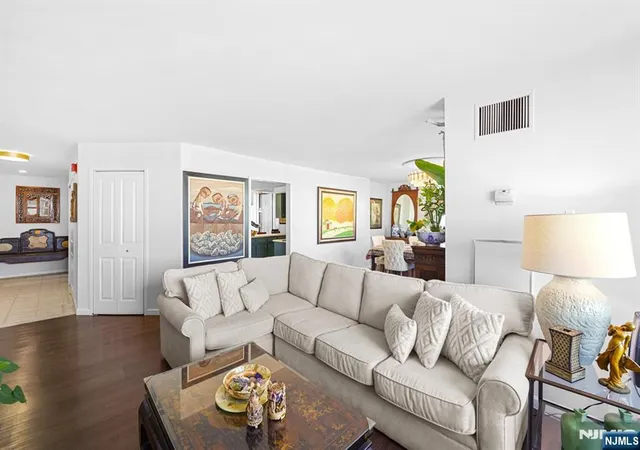 Listing Photo 4 - Condo for sale in building located at 2005 Harmon Cvs Tower, Secaucus, NJ 07094