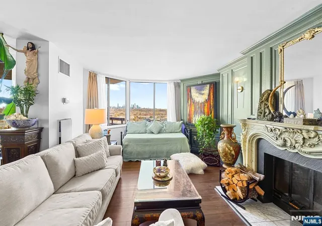 Listing Photo 5 - Condo for sale in building located at 2005 Harmon Cvs Tower, Secaucus, NJ 07094