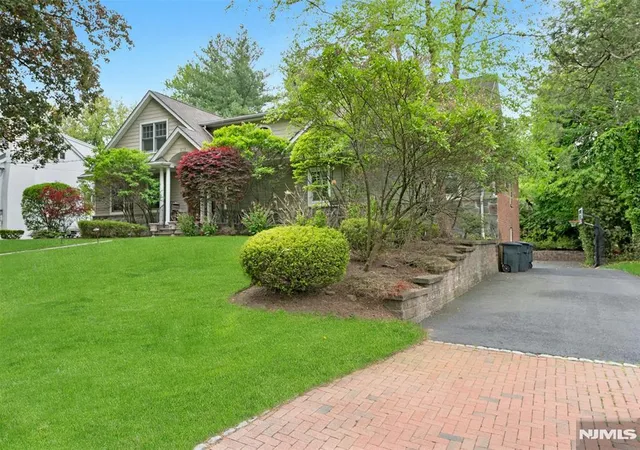 Photo 3 of Sale Pending at 506 Sunderland Rd, Teaneck, NJ 07666 | MLS# 26007039 | Listing updated on 2026-08-11