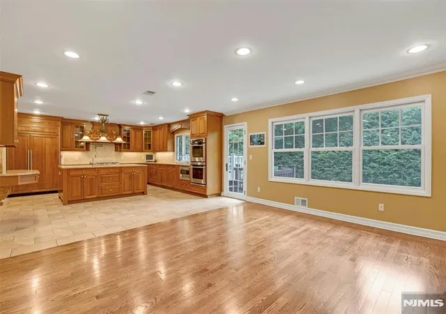 Photo 4 of Sale Pending at 506 Sunderland Rd, Teaneck, NJ 07666 | MLS# 26007039 | Listing updated on 2026-08-11