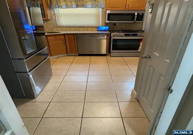 Photo 3 of Single family home for sale at 154 Side Ave, Jersey City, NJ 07305 | MLS# 26007391 | Listing updated on 2026-03-27