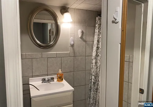 Photo 4 of Single family home for sale at 154 Side Ave, Jersey City, NJ 07305 | MLS# 26007391 | Listing updated on 2026-03-27