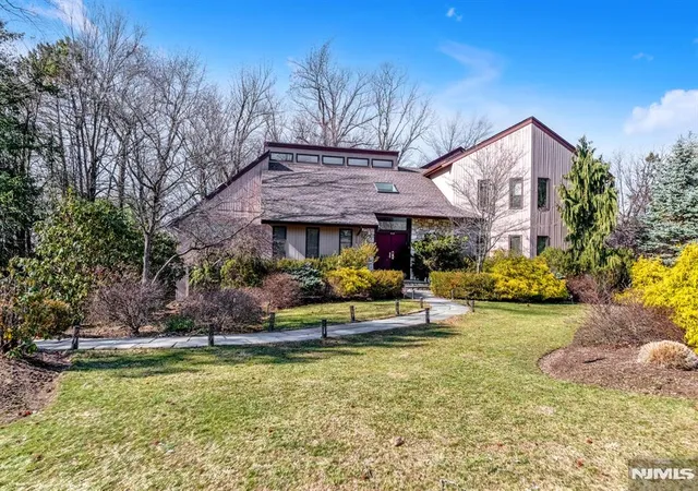 4th image of 17 Brentwood Dr, North Caldwell, NJ 07006 | MLS# 26007799