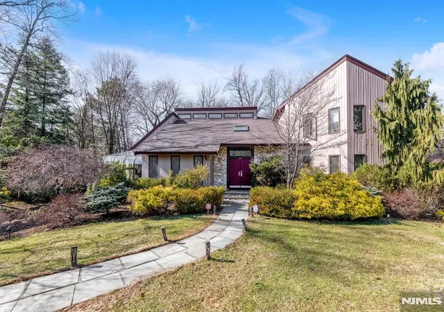 5th image of 17 Brentwood Dr, North Caldwell, NJ 07006 | MLS# 26007799