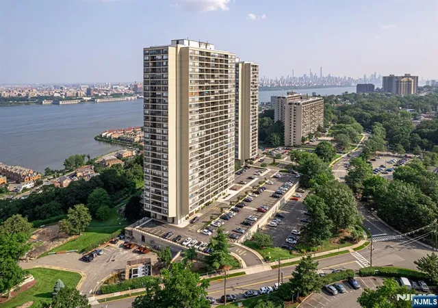 2nd image of 6 Horizon Rd, Fort Lee, NJ 07024