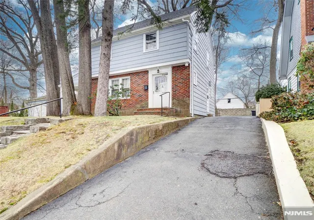 Photo 3 of Sale Pending at 21 Edgewood Rd, East Orange, NJ 07017 | MLS# 26008484 | Listing updated on 2026-03-31