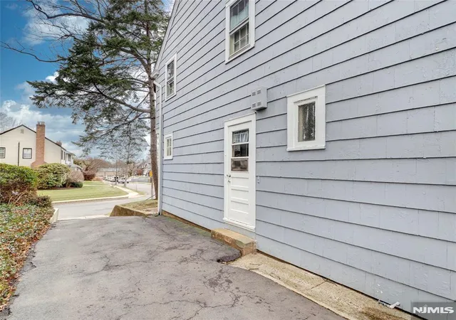 Photo 4 of Sale Pending at 21 Edgewood Rd, East Orange, NJ 07017 | MLS# 26008484 | Listing updated on 2026-03-31