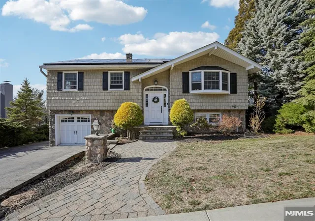 Photo 2 of Sale Pending at 27 Borman Dr, Wanaque, NJ 07465 | MLS# 26009299 | Listing updated on 2026-04-17