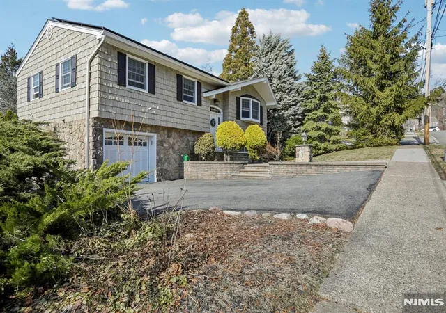 Photo 3 of Sale Pending at 27 Borman Dr, Wanaque, NJ 07465 | MLS# 26009299 | Listing updated on 2026-04-17