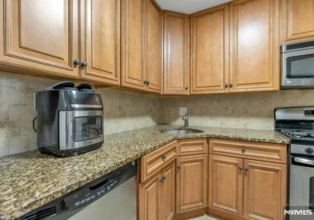 Homes for sale in Fort Lee, NJ | 555 North Ave #12 A, Fort Lee, NJ 07024 | MLS# 26009317