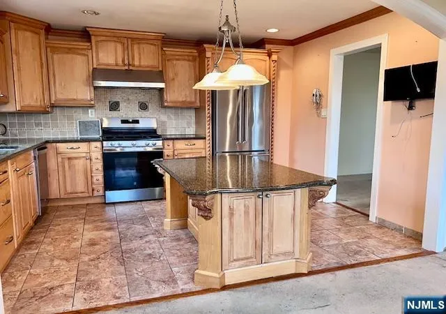 Photo 3 of Sale Pending at 661 Clinton Pl, Ridgefield, NJ 07657 | MLS# 26009480 | Listing updated on 2026-07-27