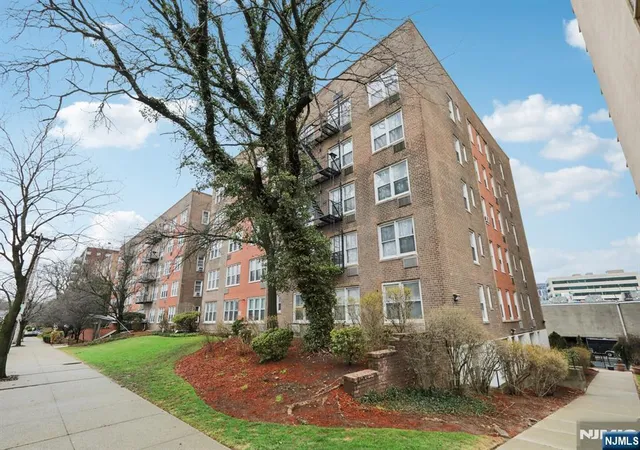 Homes for sale in Fort Lee, NJ | 2160 Ctr Ave, Fort Lee, NJ 07024