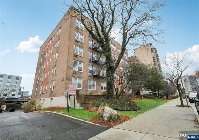 Homes for sale in Fort Lee, NJ | 2160 Ctr Ave, Fort Lee, NJ 07024