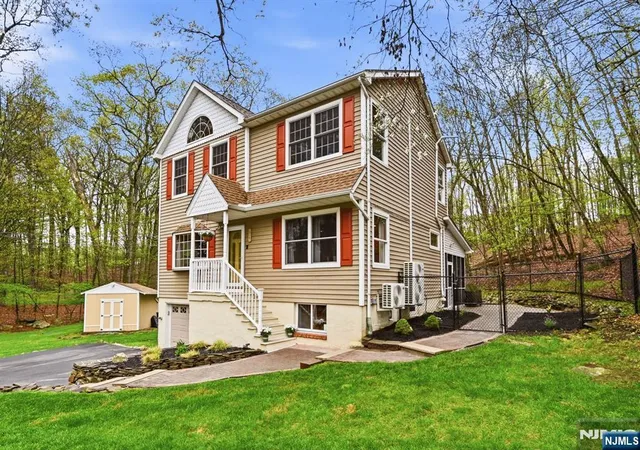 Homes for sale in Wanaque, NJ | 219 Snake Den Rd, Wanaque, NJ 07465 | MLS# 26010752