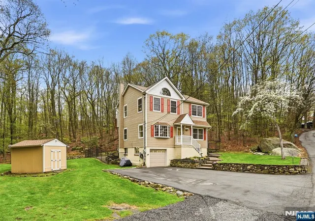 Homes for sale in Wanaque, NJ | 219 Snake Den Rd, Wanaque, NJ 07465 | MLS# 26010752