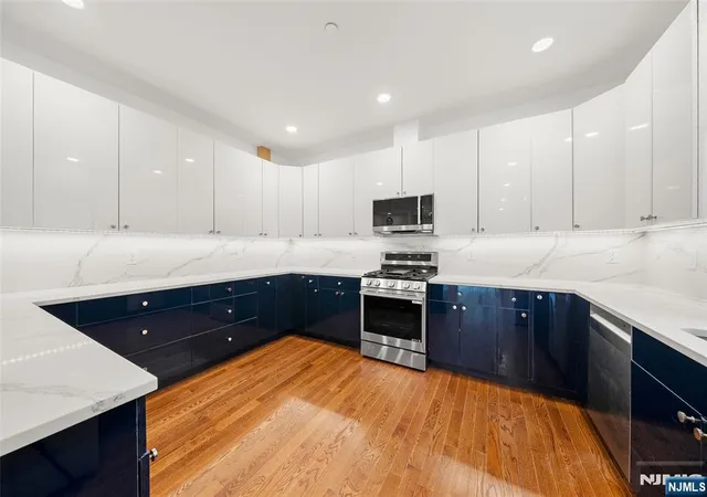 Homes for sale in Edgewater, NJ | 1456 River Rd, Edgewater, NJ 07020