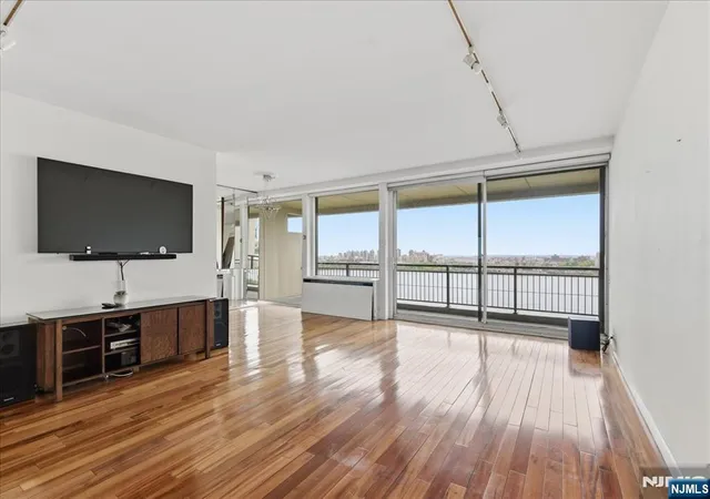 Photo 4 of Sale Pending at 2 Horizon Rd #1214, Fort Lee, NJ 07024 | MLS# 26010851 | Listing updated on 2026-09-11