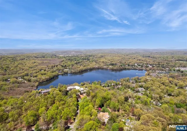 Homes for sale in Franklin Lakes, NJ | 912 Cherokee Ln, Franklin Lakes, NJ 07417 | MLS# 26011256
