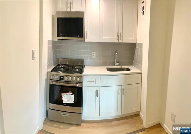 4th image of 501 Linwood Dr, Fort Lee, NJ 07024
