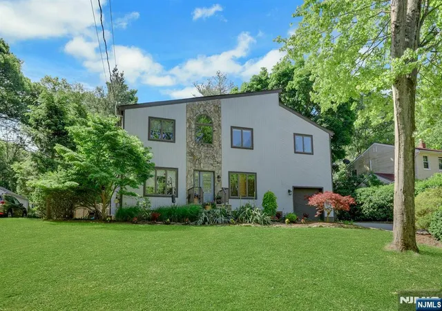 Homes for sale in Franklin Lakes, NJ | 962 Pines Ter, Franklin Lakes, NJ 07417 | MLS# 26012944