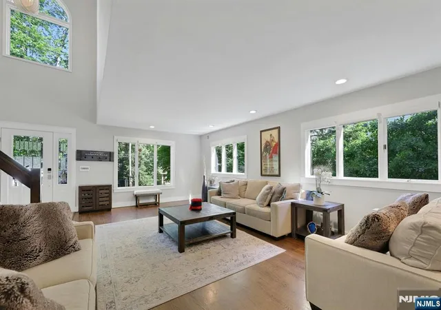 3rd image of 962 Pines Ter, Franklin Lakes, NJ 07417 | MLS# 26012944