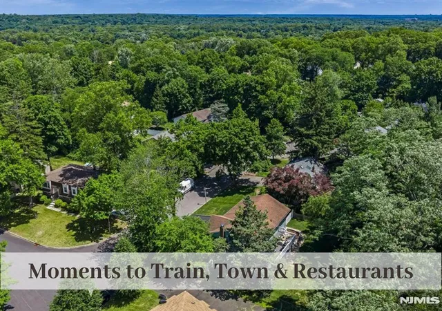 Homes for sale in Ho Ho Kus, NJ | 11 Stone Ridge Ln, Ho Ho Kus, NJ 07423 | MLS# 26013328