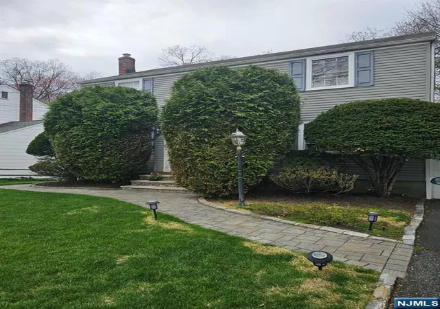 Photo 2 of Sale Pending at 27 Longacre Dr, Livingston, NJ 07039 | MLS# 26013823 | Listing updated on 2026-06-25