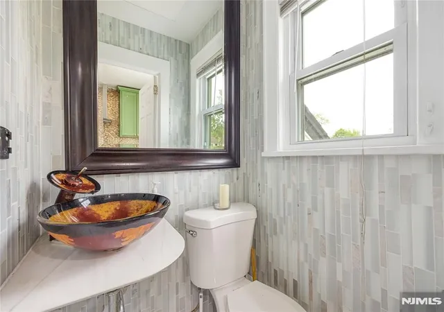 Homes for sale in Teaneck, NJ | 384 Woods Rd, Teaneck, NJ 07666 | MLS# 26014254