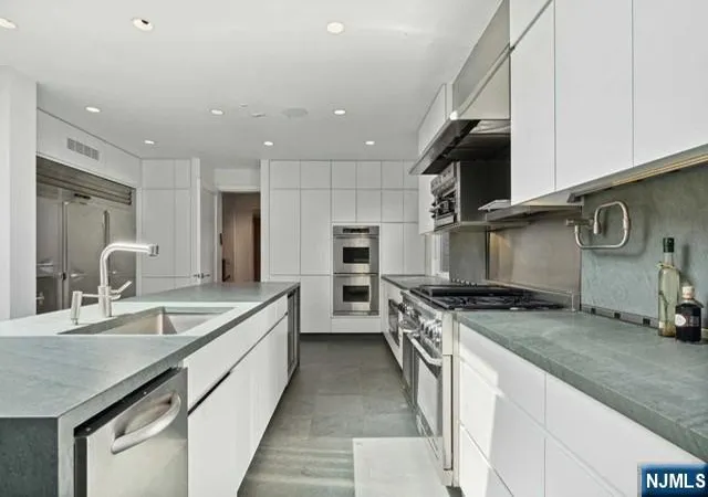 Photo 4 of Single family home for sale at 532 Winthrop Rd, Teaneck, NJ 07666 | MLS# 26014374 | Listing updated on 2026-05-14