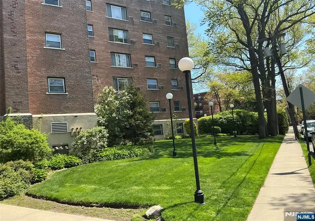 Photo 3 of Condo for sale at 2345 Linwood #4H, Fort Lee, NJ 07024 | MLS# 26014670 | Listing updated on 2026-09-07
