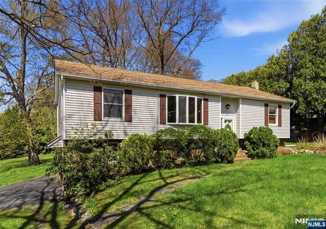 3rd image of 400 Lake Shore Dr, Hewitt, NJ 07421 | MLS# 26015022
