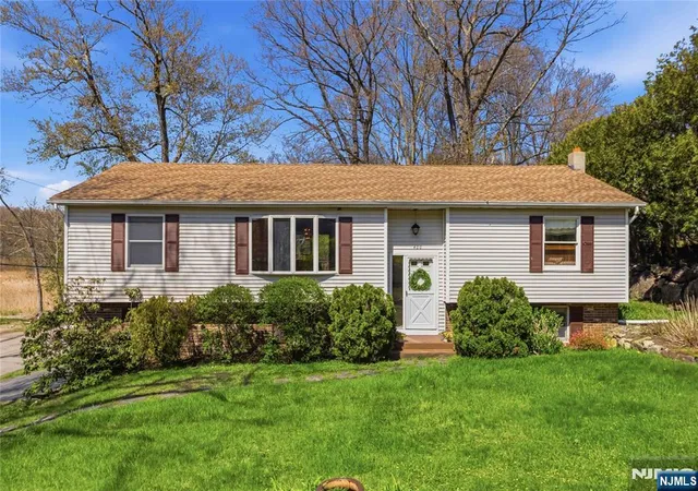 4th image of 400 Lake Shore Dr, Hewitt, NJ 07421 | MLS# 26015022