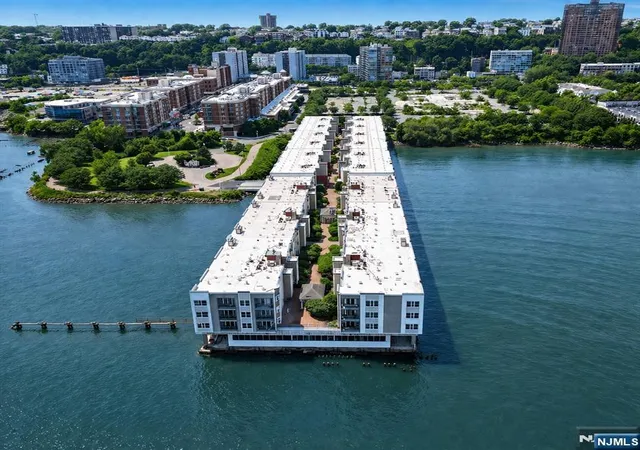 Homes for sale in Edgewater, NJ | 140 The Promenade, Edgewater, NJ 07020 | Houzeo