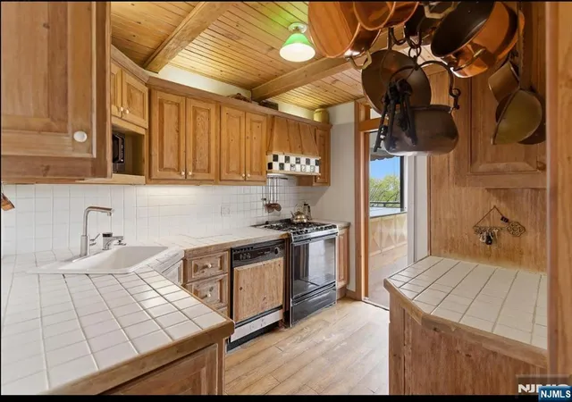 Photo 4 of House for sale at 4 Horizon Rd #G-10, Fort Lee, NJ 07024 | MLS# 26015496 | Listing updated on 2026-08-27