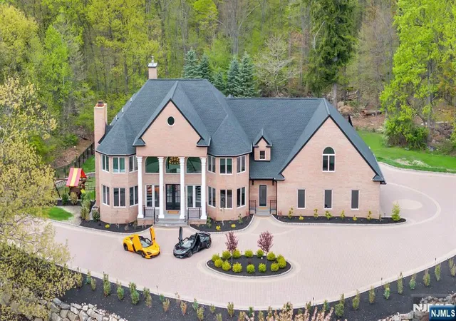 Photo 1 of Single family home for sale at 19 Amira Ln, Kinnelon, NJ 07405 | MLS# 26015712 | Listing updated on 2026-08-31