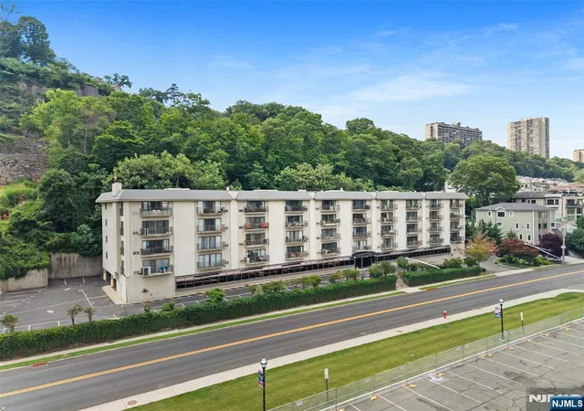 Homes for sale in Edgewater, NJ | 1150 River Rd #4H, Edgewater, NJ 07020 | MLS# 26015840