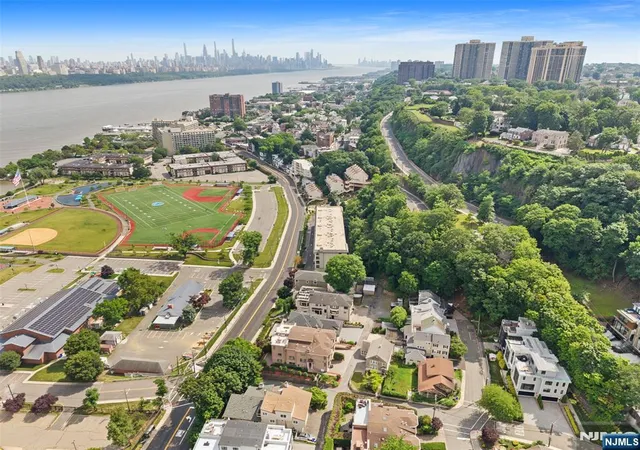 Homes for sale in Edgewater, NJ | 1150 River Road, Edgewater, NJ 07020 | Houzeo