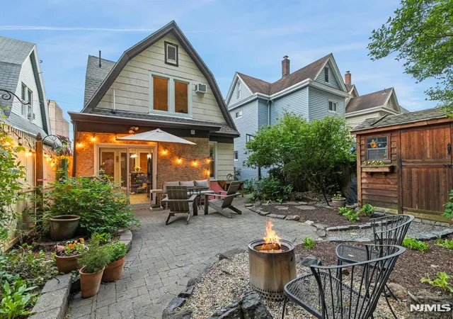 Homes for sale in Edgewater, NJ | 370 Undercliff Ave, Edgewater, NJ 07020 | MLS# 26015895