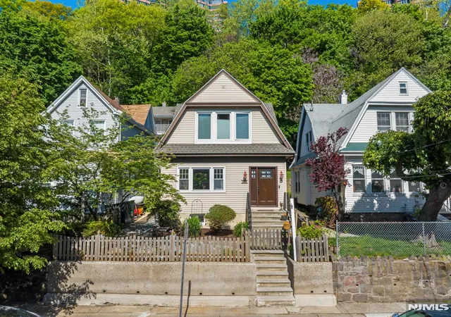 Homes for sale in Edgewater, NJ | 370 Undercliff Ave, Edgewater, NJ 07020 | MLS# 26015895