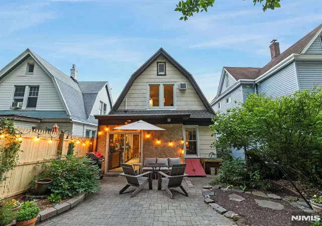 Homes for sale in Edgewater, NJ | 370 Undercliff Ave, Edgewater, NJ 07020 | MLS# 26015895