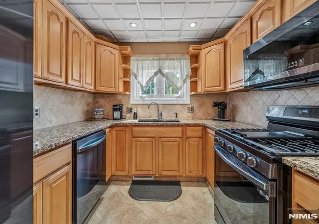 5th image of 70 Franklin St, Little Ferry, NJ 07643 | MLS# 26016017
