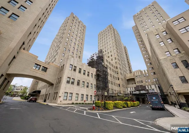 Homes for sale in Jersey City, NJ | 4 Beacon Way, Jersey City, NJ 07304 | Houzeo