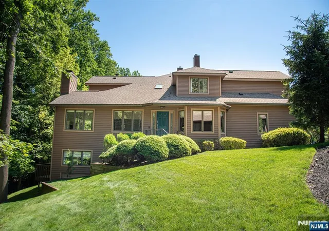 Homes for sale in Old Tappan, NJ | 23 Lakeview Dr, Old Tappan, NJ 07675 | MLS# 26016288
