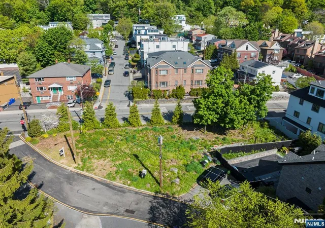2nd image of 5 Vista Ln, Edgewater, NJ 07020 | MLS# 26016364