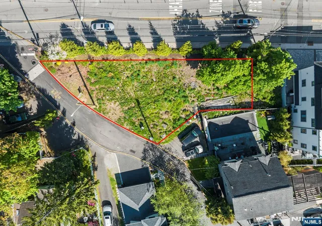 3rd image of 5 Vista Ln, Edgewater, NJ 07020 | MLS# 26016364