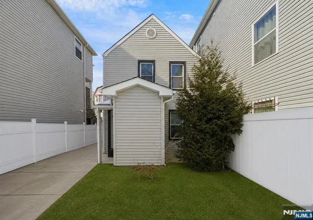 3rd image of 418 10Th St, Newark, NJ 07103 | MLS# 26016589