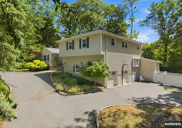 3rd image of 12 Wildwood Dr, Caldwell, NJ 07006 | MLS# 26016639