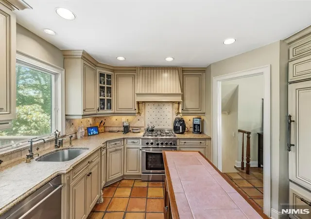 5th image of 12 Wildwood Dr, Caldwell, NJ 07006 | MLS# 26016639