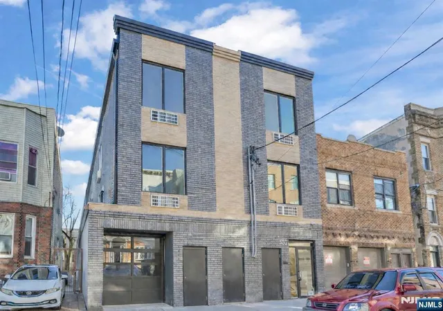 2nd image of 521 10Th St, Union City, NJ 07087
