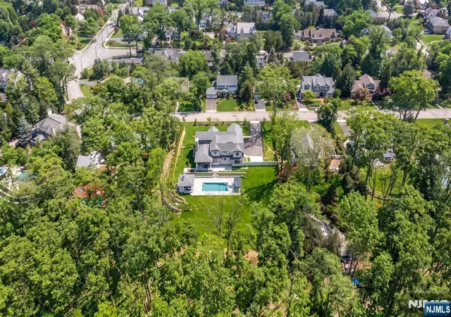 4th image of 396 Knollwood Rd, Ridgewood, NJ 07450 | MLS# 26016876